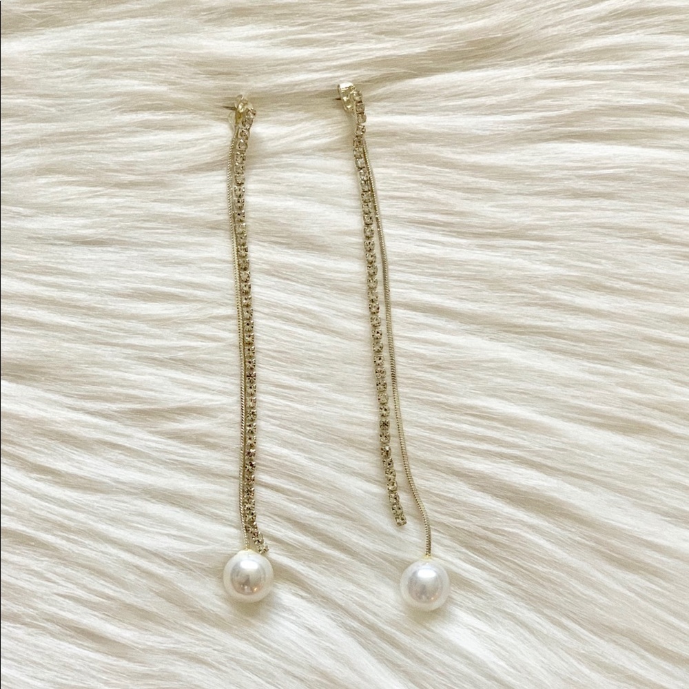 Delicate Pearl Pendant Earring in Silver